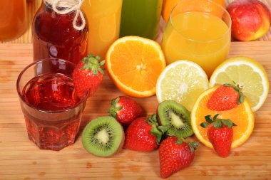 Sağlıklı çilek suyu ve taze portakal suyu