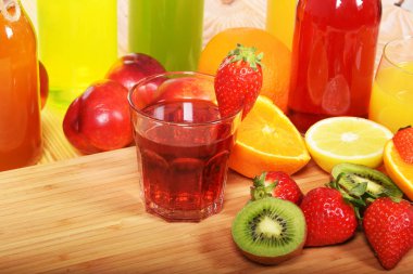 çilek suyu bir bardak