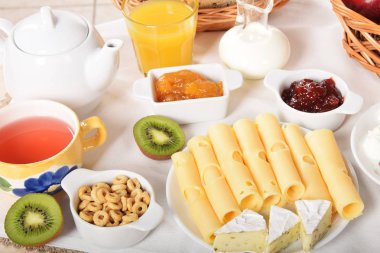 Beyaz ve sarı yeşil biber ile peynir