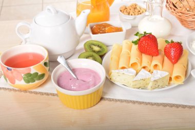 Beyaz ve sarı yeşil biber ile peynir