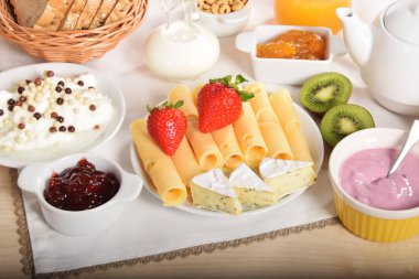 Beyaz ve sarı yeşil biber ile peynir