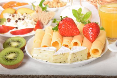 Beyaz ve sarı yeşil biber ile peynir