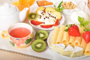 Beyaz ve sarı yeşil biber ile peynir