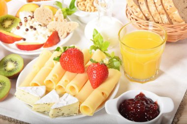 Beyaz ve sarı yeşil biber ile peynir