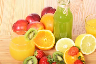 Kivi suyu bir şişe