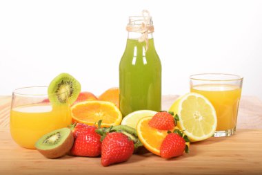 Kivi suyu bir şişe