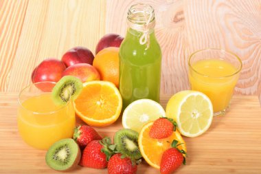 Kivi suyu bir şişe