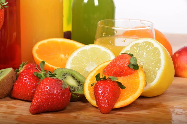 Fruta húmeda y un vaso de jugo — Foto de Stock