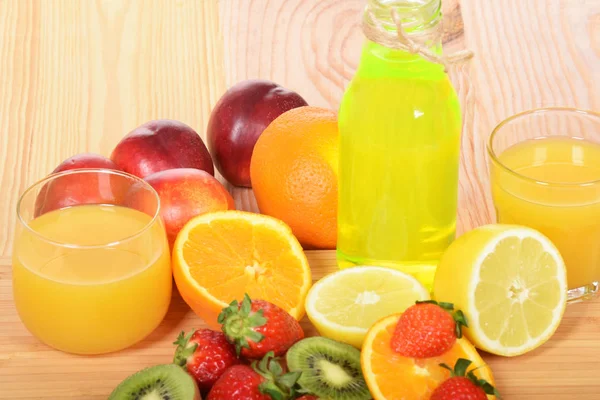 Jugo de limón en una botella — Foto de Stock