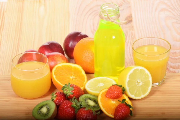 Jugo de limón en una botella — Foto de Stock