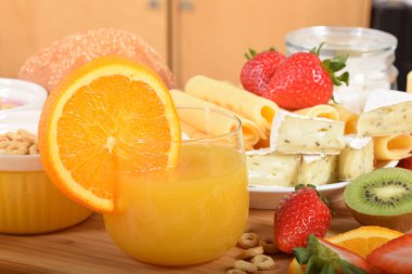 Çocuklar için kahvaltı için tatlı portakal suyu