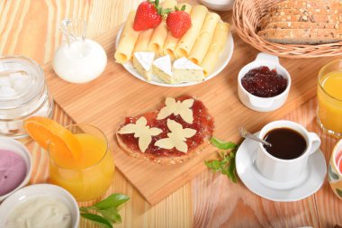 Sarı peynir kelebekler ile sandviç