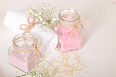 Gül desenli banyo için doğal tuz