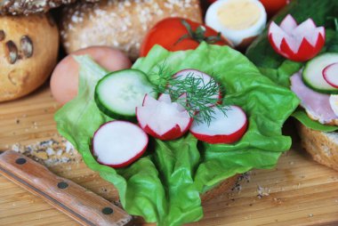 Marul ve turp ile sandviç