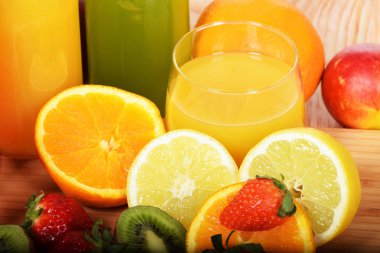 Bir bardak soğuk portakal suyu ve çilek