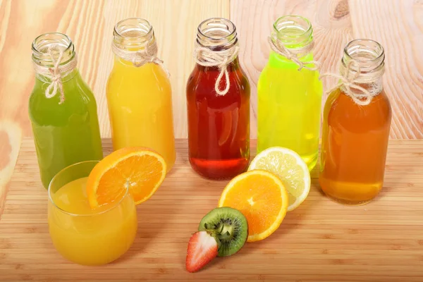 Kolorowe owoce soki w szklanych butelkach na zdrowe śniadanie — Zdjęcie stockowe