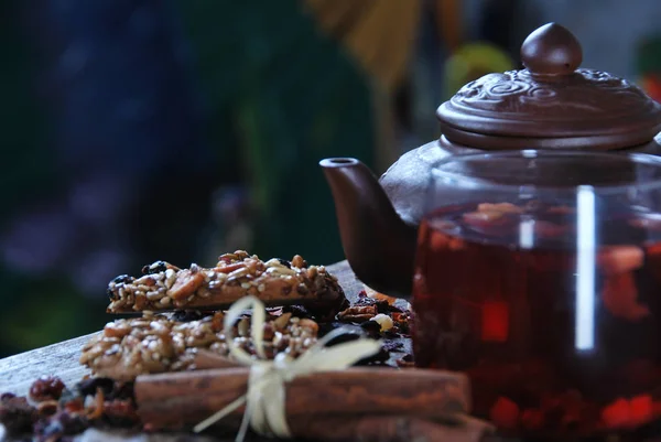 Tee aus Waldfrüchten gebrüht in einem braunen Wasserkocher und Kuchen — Stockfoto