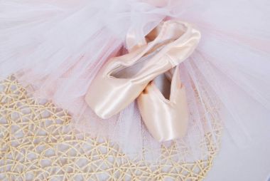 Yeni bale ayakkabıları klasik dans için