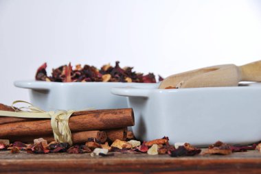 Çay vanilya sepetleri ile iki seramik kavanoz