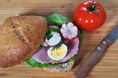 Jambon ve marul lezzetli sandviç