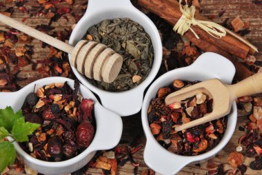 Meyve ve yeşil çay beyaz kaplarda kurutulmuş