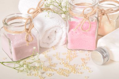 Gül desenli banyo için doğal tuz