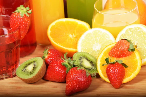 Ein Glas kalten Orangensaft und Erdbeeren — Stockfoto