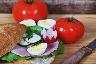 Jambon ve yumurta ile sandviç