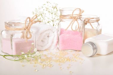 Gül desenli banyo için doğal tuz