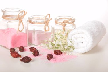 Gül desenli banyo için doğal tuz