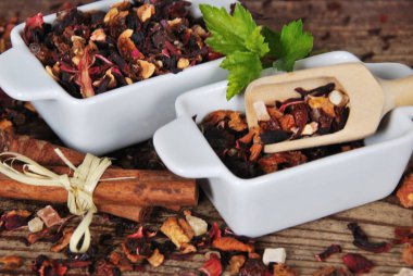 Meyve çayı ile iki seramik kavanoz