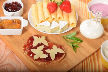 Sarı peynir kelebekler ile sandviç