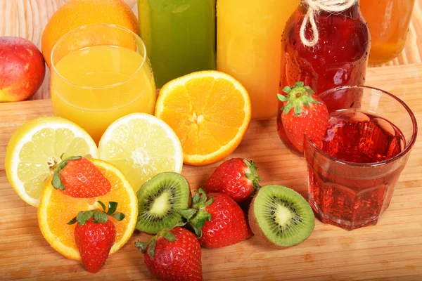 Fruchtsaft aus frischem Obst — Stockfoto