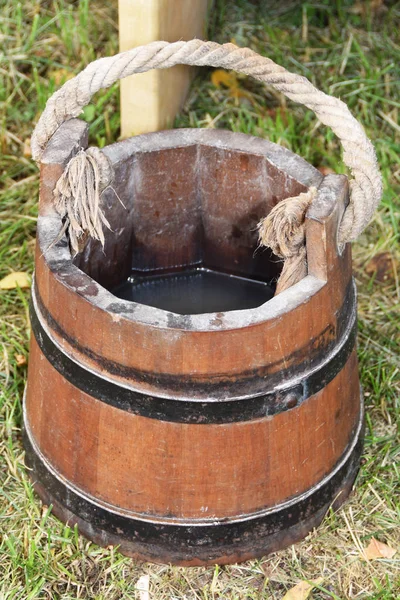 Mittelalterliche Eimer aus Holz mit Wasser — Stockfoto