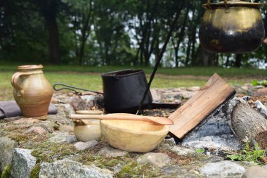 Ateş üzerinde metal kap