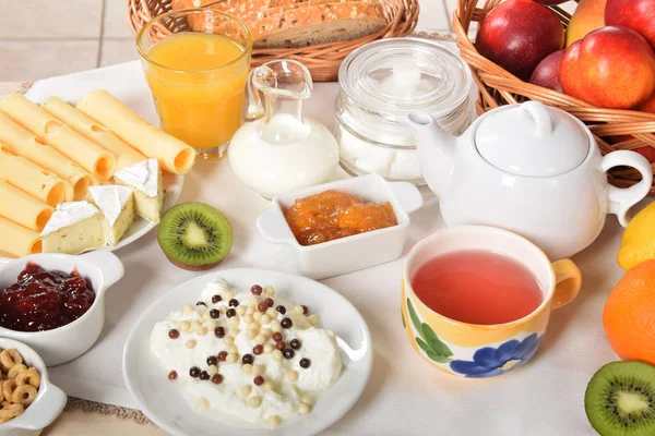 Té caliente dulce para el desayuno con queso —  Fotos de Stock