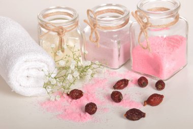 Gül desenli banyo için doğal tuz