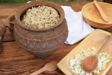 ateş üzerinde metal bir tencerede Ortaçağ pişirme püresi