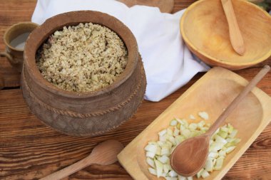 ateş üzerinde metal bir tencerede Ortaçağ pişirme püresi