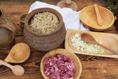 ateş üzerinde metal bir tencerede Ortaçağ pişirme püresi