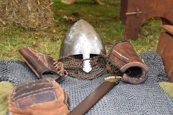 Alter mittelalterlicher Helm des Ritters — Stockfoto