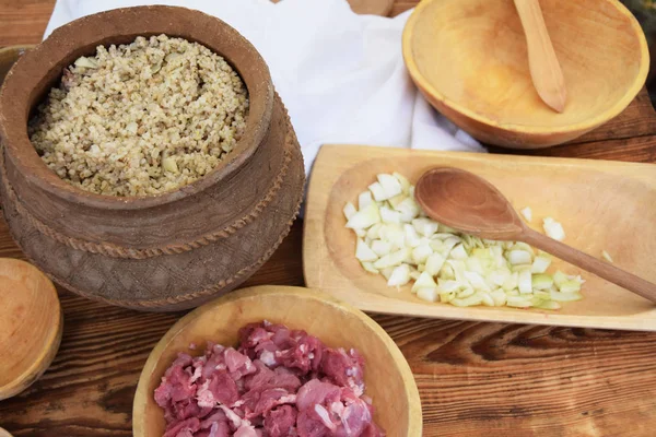 ateş üzerinde metal bir tencerede Ortaçağ pişirme püresi