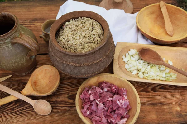 ateş üzerinde metal bir tencerede Ortaçağ pişirme püresi