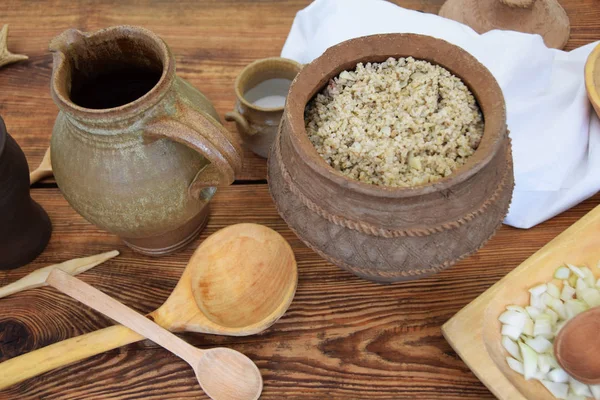 ateş üzerinde metal bir tencerede Ortaçağ pişirme püresi