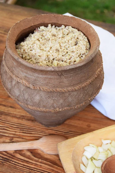 ateş üzerinde metal bir tencerede Ortaçağ pişirme püresi