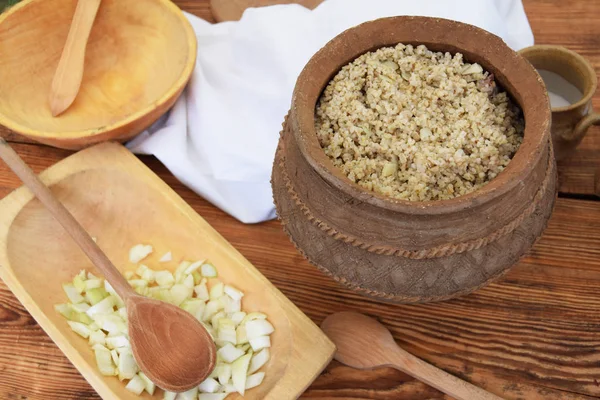 ateş üzerinde metal bir tencerede Ortaçağ pişirme püresi