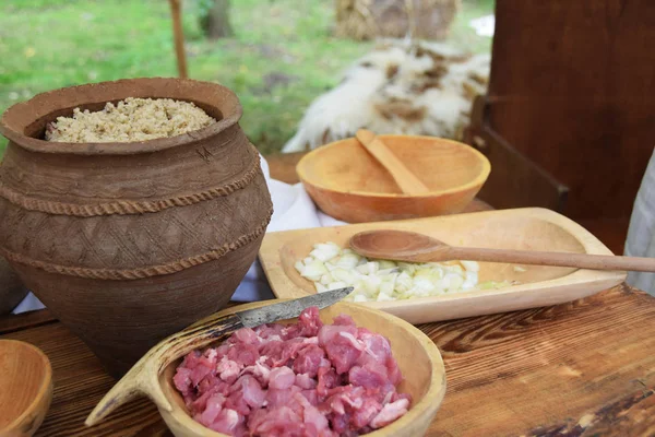 ateş üzerinde metal bir tencerede Ortaçağ pişirme püresi