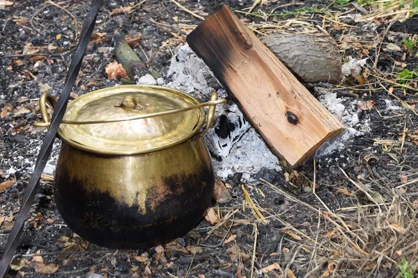 Μεταλλικό μεσαιωνικό δοχείο για μαγείρεμα στη φωτιά — Φωτογραφία Αρχείου