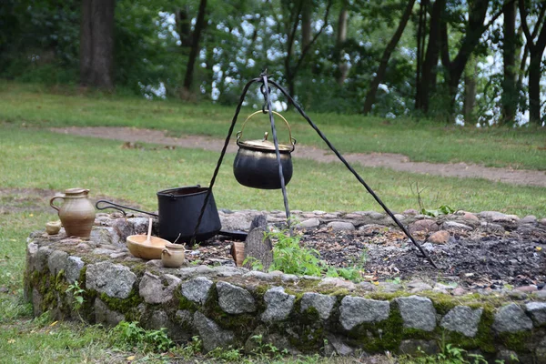 Kovový středověký hrnec na vaření v ohni — Stock fotografie