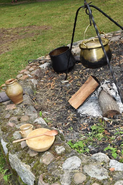 Metalen middeleeuwse pot voor koken in brand — Stockfoto